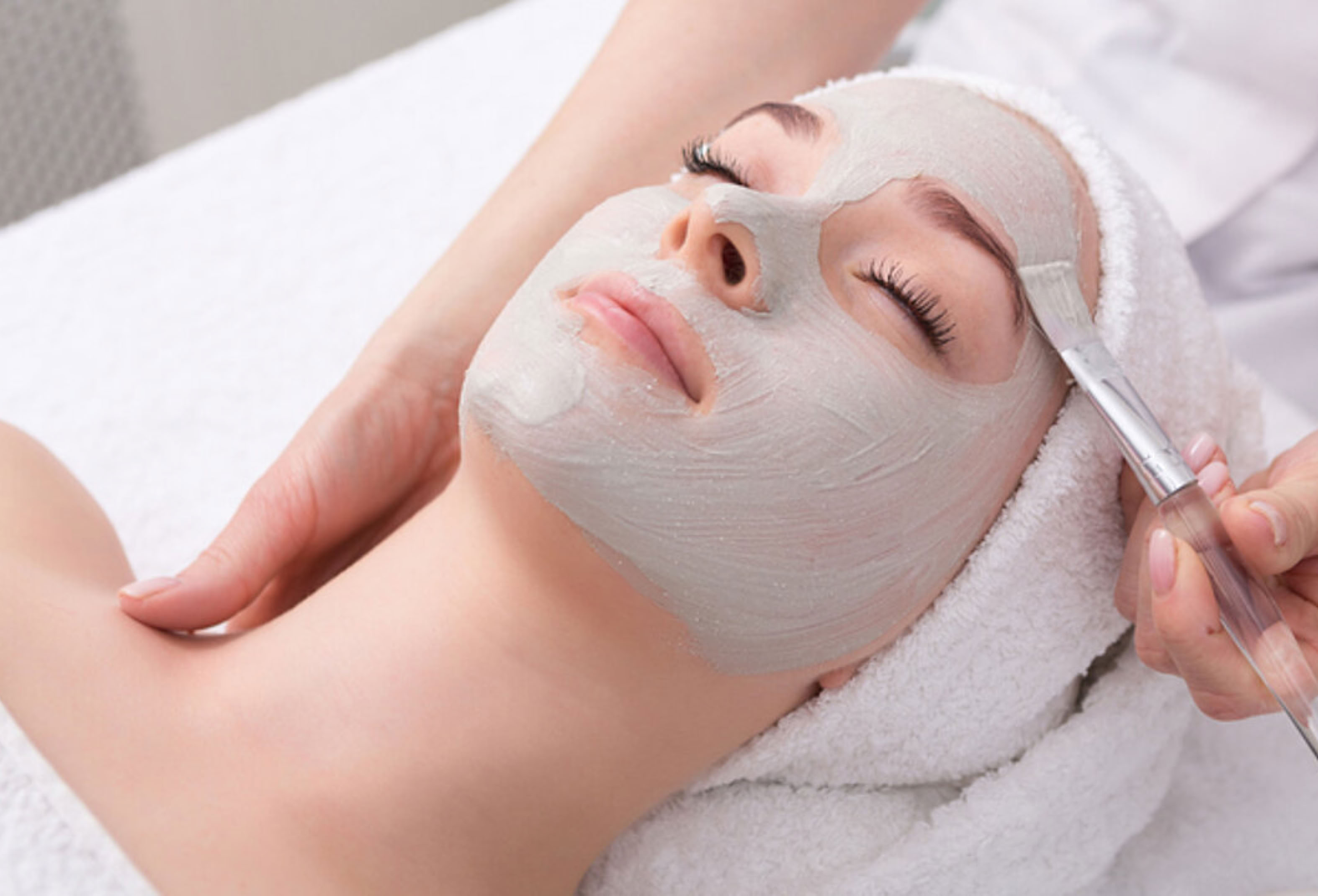 Gesichtsbehandlung mit besten Produkten